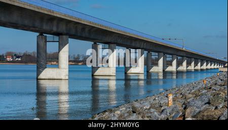 Il ponte di Ruegen sulla diga di Ruegen tra l'isola e Stralsund, Ruegen, Meclemburgo-Pomerania occidentale, Germania Foto Stock