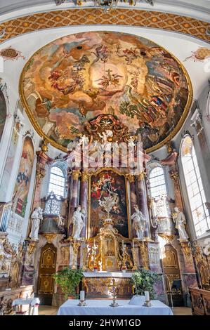 Altare maggiore con soffitto affresco, chiesa parrocchiale di San Pankratio, Wiggensbach, Allgaeu, Baviera, Germania Foto Stock