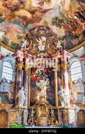 Altare maggiore e soffitto affresco, chiesa parrocchiale di San Pankratio, Wiggensbach, Allgaeu, Baviera, Germania Foto Stock