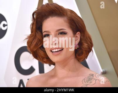 Halsey arriva ai 53rd Annual CMA Awards tenutisi alla Bridgestone Arena il 13 novembre 2019 a Nashville, USA. Foto Stock