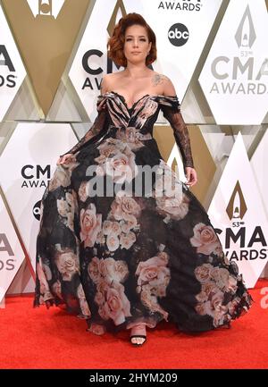 Halsey arriva ai 53rd Annual CMA Awards che si tengono alla Bridgestone Arena il 13 novembre 2019 a Nashville, Tennessee. Foto Stock