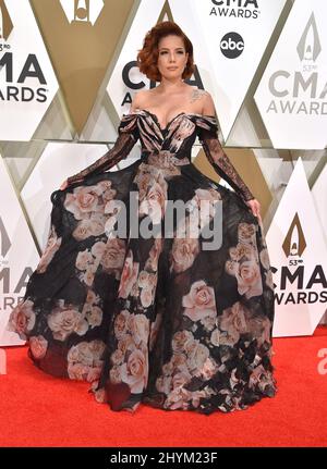 Halsey arriva ai 53rd Annual CMA Awards che si tengono alla Bridgestone Arena il 13 novembre 2019 a Nashville, Tennessee. Foto Stock