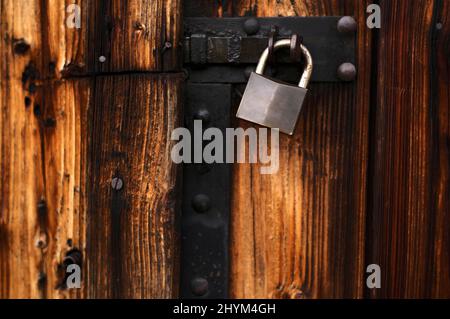 Lucchetto sul cancello di un fienile in legno, Stoccarda, Baden-Wuerttemberg, Germania Foto Stock