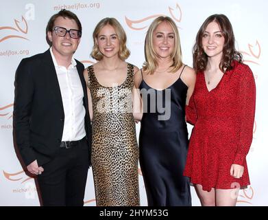 Sam Fox, Schuyler Fox, Aquinnah Fox & Esme Fox partecipano al gala della Fondazione Michael J. Fox 2019 'Una cosa divertente è accaduto sulla strada per Cure Parkinson's' tenuto all'Hilton New York il 16 novembre 2019 a New York City, NY Foto Stock