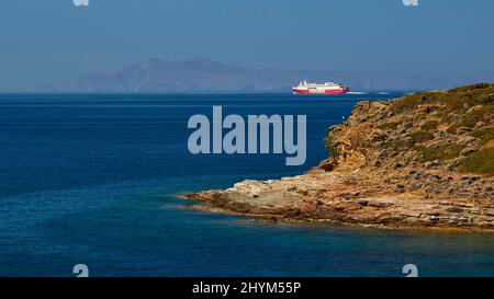 Traghetto per auto, traghetti veloci, va da destra a sinistra, costa rocciosa, mare turchese e blu, cielo nuvoloso e blu, Batsi, Andros Island, Cicladi, Grecia Foto Stock