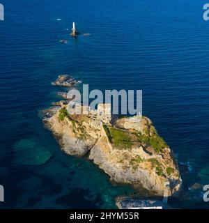 Fuco, fortezza in rovina su isola rocciosa, faro su roccia, luce soffusa della sera, mare chiaro, mare blu e turchese, Andros città, Chora, Andros Foto Stock