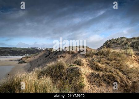 Luce dorata alla fine della giornata per gravi danni causati dall'attività umana al fragile sistema di dune di sabbia a Crantock Beach a Newquay Foto Stock