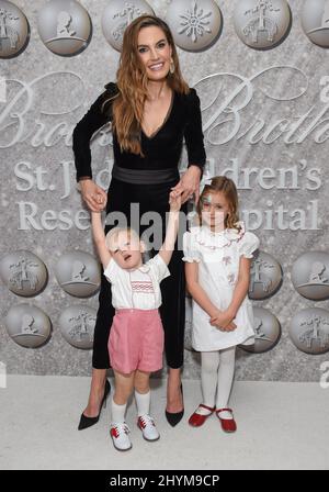 Elizabeth Chambers, Harper Hammer e Ford Hammer arrivano alla Brooks Brothers Holiday Celebration in onore di St. Jude Foto Stock