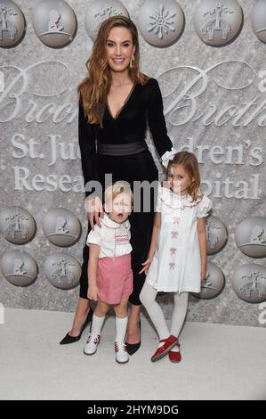 Elizabeth Chambers, Harper Hammer e Ford Hammer arrivano alla Brooks Brothers Holiday Celebration in onore di St. Jude Foto Stock