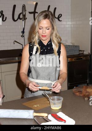 Jennie Garth Jennie Garth collabora con Shipt + sur la Table for Holiday Cooking Class tenuto a sur la Table il 10 dicembre 2019 a New York City, NY Foto Stock