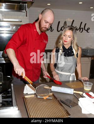 Jennie Garth Jennie Garth collabora con Shipt + sur la Table for Holiday Cooking Class tenuto a sur la Table il 10 dicembre 2019 a New York City, NY Foto Stock