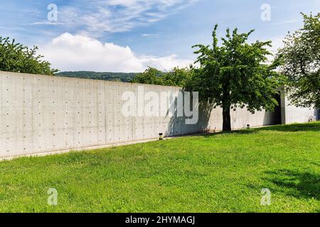 Edificio moderno in cemento esposto, padiglione per conferenze con giardino, architetto Tadao Ando, architettura moderna, Vitra Design Museum, Vitra Foto Stock