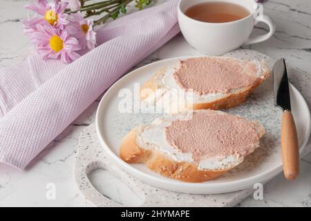 Spuntino veloce servito su un piatto. Foto Stock