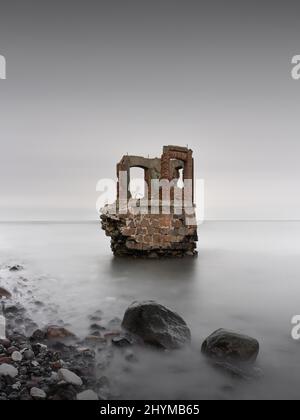 Vecchia casa a scartamento di marea sulla spiaggia vicino Kap Arkona sull'isola tedesca di Ruegen, Meclemburgo-Vorpommern, Germania Foto Stock