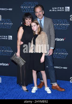 Constance Zimmer, Russ Lamoureux e Colette Lamoureux in occasione della prima mondiale di Star Wars: L'ascesa di Skywalker a Los Angeles Foto Stock