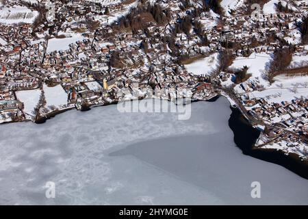 Schliersee in inverno, vista aerea, 09.02.2022, Germania, Baviera, Oberbayern, alta Baviera, Schliersee Foto Stock