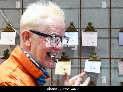 Chris Evans al lancio del primo coffee shop di Social Bite in Inghilterra sullo Strand nel centro di Londra. La caffetteria gestisce un sistema Pay-it-Forward in cui è possibile acquistare cibo, bevande e voucher per chi ne ha bisogno, nonché impiegare persone della comunità senzatetto per lavorare a tempo pieno. Data foto: Martedì 15 marzo 2022. Foto Stock