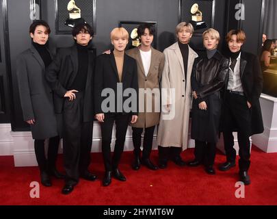 BTS partecipa ai GRAMMY Awards 2020 che si tengono presso lo Staples Center di Los Angeles, California. Foto Stock