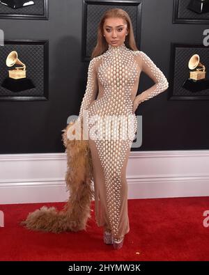 Nikita Dragun partecipa ai GRAMMY Awards 2020 che si tengono presso lo Staples Center di Los Angeles, California. Foto Stock