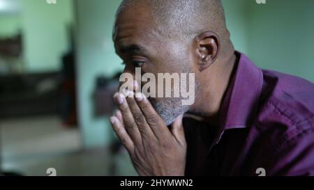 Una persona preoccupata un anziano africano che ha disperazione e ansia Foto Stock