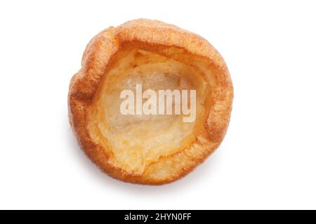 Studio girato di uno Yorkshire Pudding cotto a forno tagliato su uno sfondo bianco - John Gollop Foto Stock