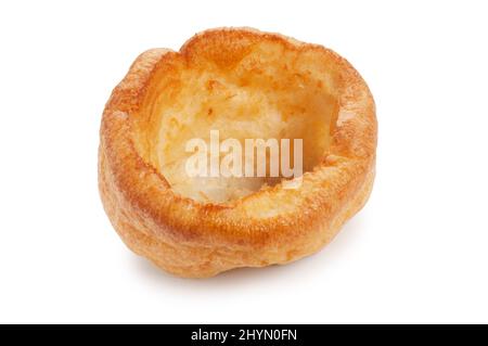 Studio girato di uno Yorkshire Pudding cotto a forno tagliato su uno sfondo bianco - John Gollop Foto Stock