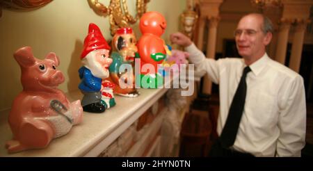 483 scatole di denaro in mostra nella Sala del Comitato della Banca d'Inghilterra, per promuovere la mostra 'Pound, Pence & Money Boxes'. Con il curatore del museo John Keyworth. Foto: UK Stampa Foto Stock