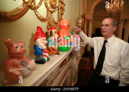 483 scatole di denaro in mostra nella Sala del Comitato della Banca d'Inghilterra, per promuovere la mostra 'Pound, Pence & Money Boxes'. Con il curatore del museo John Keyworth. Foto: UK Stampa Foto Stock