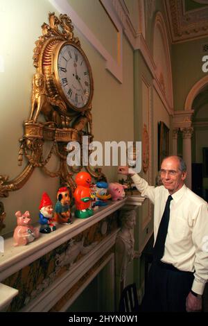 483 scatole di denaro in mostra nella Sala del Comitato della Banca d'Inghilterra, per promuovere la mostra 'Pound, Pence & Money Boxes'. Con il curatore del museo John Keyworth. Foto: UK Stampa Foto Stock