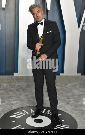 Taika Waititi partecipa al Vanity Fair Oscar Party 2020 che si tiene presso il Walis Annenberg Center for the Performing Arts di Beverly Hills, California Foto Stock