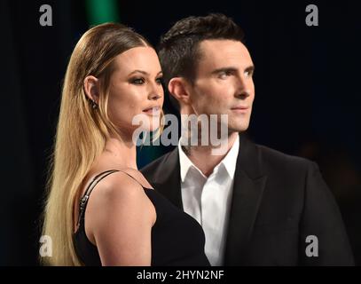 Behati Prinsloo e Adam Levine partecipano al Vanity Fair Oscar Party 2020 che si tiene presso il Wallenberg Center for the Performing Arts di Beverly Hills, California Foto Stock