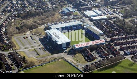 2022 veduta aerea dello stadio di calcio Oldham Athletic AFC Boundary Park, Great Manchester Foto Stock