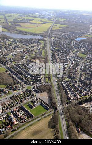 Vista aerea della strada A580, ufficialmente la Liverpool-East Lancashire Road o colloquialmente la East Lancs Road. Questa vista da St Helens guardando verso est. Foto Stock