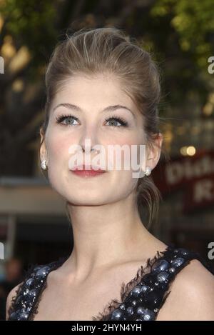 Rosamund Pike partecipa alla Fracture LA Film Premiere che si tiene al Mann Village Theatre. Foto Regno Unito Stampa Foto Stock