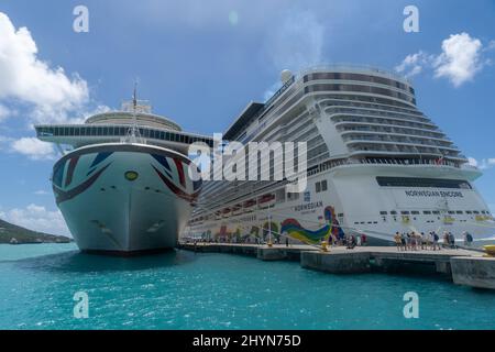 Vista panoramica di navi da crociera di lusso nel porto dei Caraibi su uno sfondo blu cielo nuvoloso Foto Stock