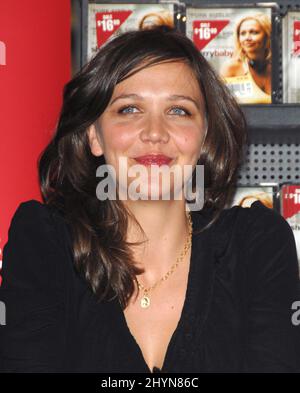 Maggie Gyllenhaal firma copie del suo DVD 'Sherrybaby' alla libreria Border di Hollywood. Foto: UK Stampa Foto Stock