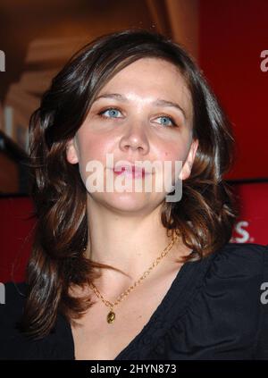Maggie Gyllenhaal firma copie del suo DVD 'Sherrybaby' alla libreria Border di Hollywood. Foto: UK Stampa Foto Stock