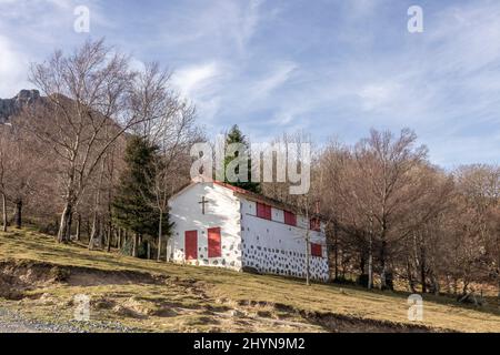 hermitage sulla montagna nel parco naturale di gorbea nei paesi baschi Foto Stock