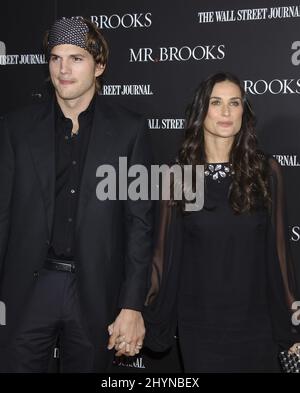 Ashton Kutcher & Demi Moore partecipano al 'MR Brooks' LA Premiere tenuto al Grauman's Chinese Theatre di Hollywood. Foto: UK Stampa Foto Stock