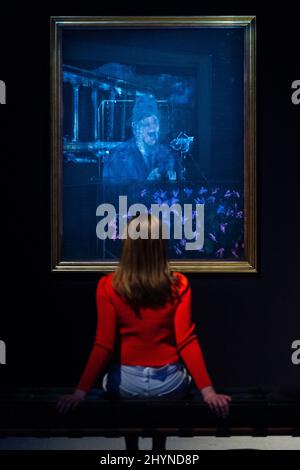 Londra, Regno Unito. 15 marzo 2022. Un membro dello staff pone con il “Papa/dittatore” di Francis Bacon, 1946, in mostra in anteprima alla galleria Gagosian Davies Street. È la prima volta che viene esposta la prima immagine papale di Bacon. Credit: Stephen Chung / Alamy Live News Foto Stock