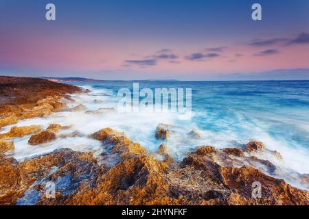 Il sole del mattino è incredibile sul mare. Isola vulcanica di Malta. Qawra, Europa. Mondo di bellezza. Effetto retrospettiva. Foto Stock