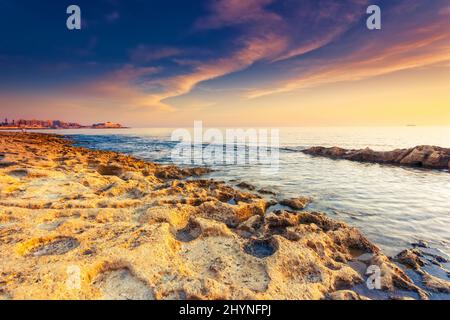 Il sole del mattino è incredibile sul mare. Isola vulcanica di Malta. Sliema, Europa. Mondo di bellezza. Effetto retrospettiva. Foto Stock