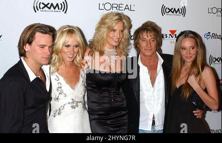 Rod Stewart e la famiglia partecipano ad una festa pre-Grammy ospitata da Clive Davis al Beverly Hilton Hotel. Foto: UK Stampa Foto Stock