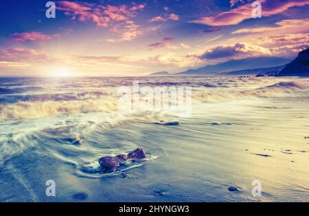 Il sole mattutino è incredibile sul mare con cielo sovrastato. Mar Nero, Crimea, Ucraina, Europa. Mondo di bellezza. Filtro stile retrò. Effetto tonificante Instagram. Foto Stock