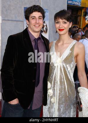 Jason Biggs e Lindsay Zir partecipano alla prima mondiale 'otto sotto' al Teatro El Capitan di Hollywood. Foto: UK Stampa Foto Stock