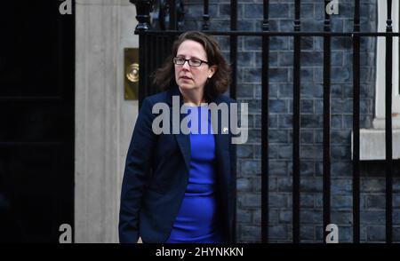 Downing Street, Londra, Regno Unito. 15 marzo 2022. Natalie Evans, Baronessa Evans of Bowes Park, leader della Casa dei Lord, Lord Privy Seal a Downing Street per una riunione settimanale del gabinetto. Credit: Malcolm Park/Alamy Live News. Foto Stock