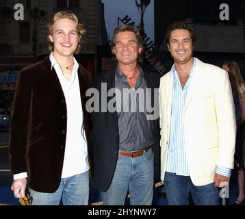 Kurt Russell & Sons Wyatt Russell & Oliver Hudson partecipano al 'Poseidon' Los Angeles Premiere al Grauman's Chinese Theatre. Foto: UK Stampa Foto Stock