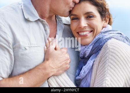 HES l'amore della mia vita. Ritratto corto di donna matura poggiando la testa sul petto dei mariti. Foto Stock
