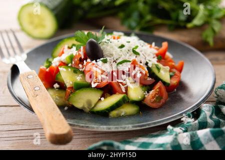 Tradizionale insalata bulgara di shopska con pomodoro, cetriolo e sirene Foto Stock