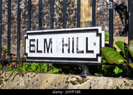 Insegna per Elm Hill, una strada pittoresca con le storiche case tudor, Norwich, Norfolk, Regno Unito Foto Stock